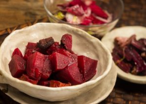 Tem que cozinhar a beterraba para fazer salada