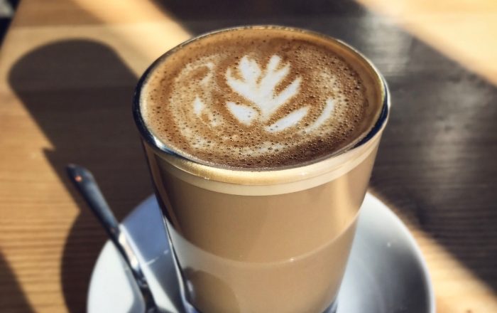 Como fazer cappuccino com café normal e leite em pó