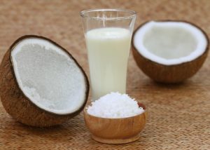Como fazer leite de coco com coco ralado