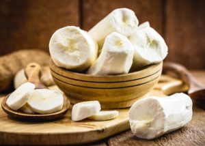 Mandioca congelada cozinha na água quente ou fria