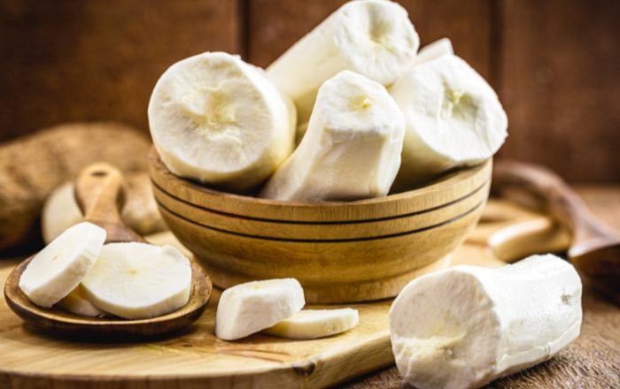 Mandioca congelada cozinha na água quente ou fria