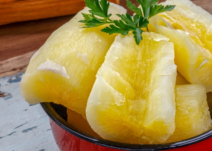 Mandioca congelada cozinha na água quente