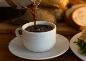 Para 1 litro de água quantas colheres de café e açúcar