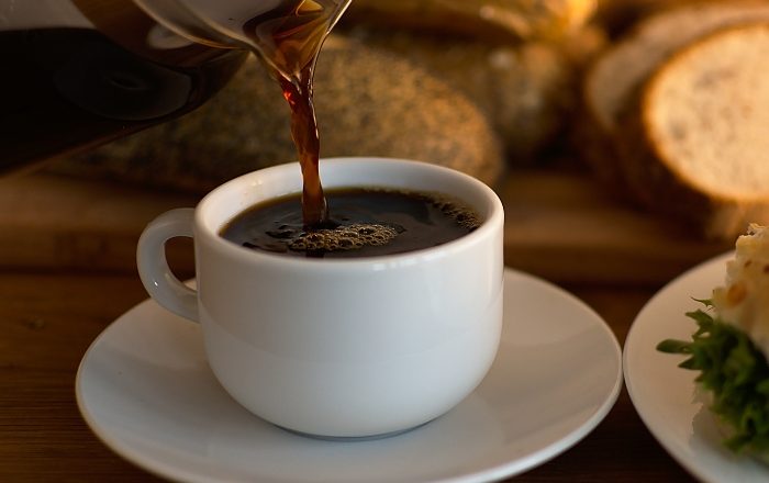 Para 1 litro de água quantas colheres de café e açúcar