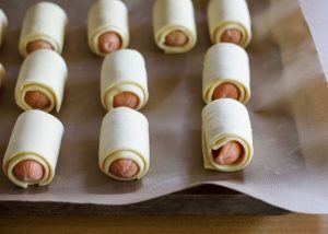 Como fazer enroladinho de salsicha com massa de pastel