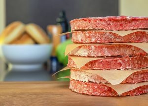 Pode assar hambúrguer congelado no forno