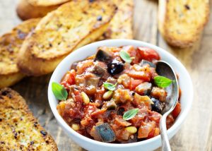 Como servir caponata de berinjela