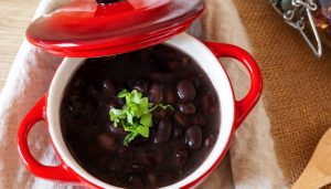 Como cozinhar feijão preto na panela de pressão