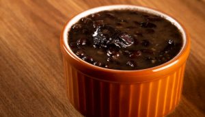 Como fazer feijão com calabresa na panela de pressão