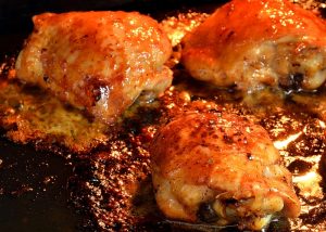 Como temperar frango para assar no forno em pedaços