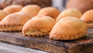 Precisa untar a forma para assar pastel de forno