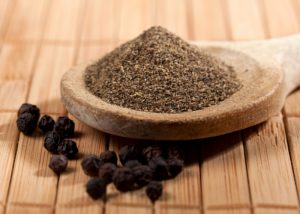 Coloquei muita pimenta-do-reino na comida