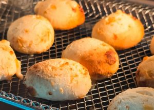 Quantos minutos para assar pão de queijo congelado