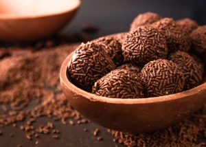 Como enrolar brigadeiro sem manteiga