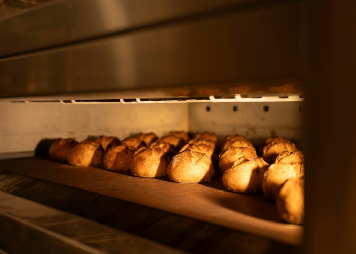 Para que serve pincelar o pão com água e açúcar
