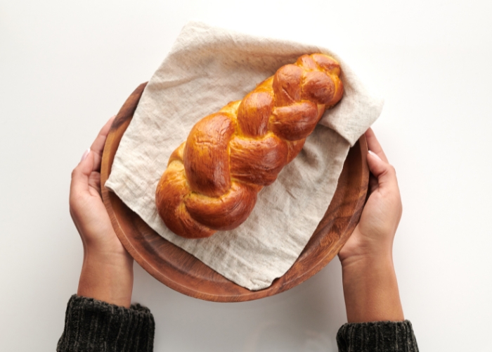 Pincelar o pão com água e açúcar depois de assado