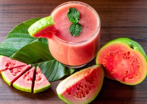 Tem que tirar a casca da goiaba para fazer suco