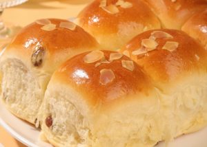 Pincelar o pão com água e açúcar depois de assado