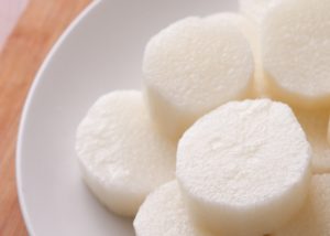 Tem que descascar o inhame para cozinhar