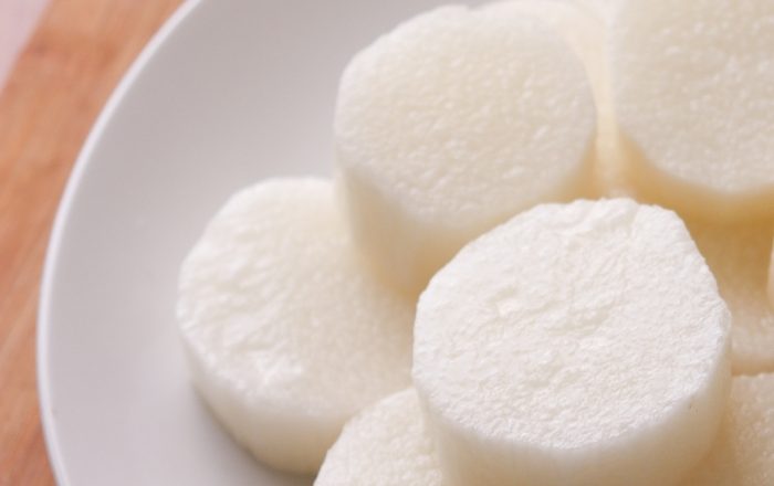 Tem que descascar o inhame para cozinhar