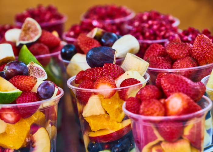 Como colocar abacaxi na salada de frutas