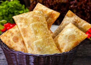 Como esquentar pastel frito