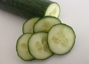 Para fazer salada de pepino precisa descascar