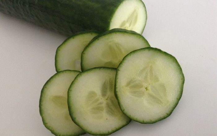Para fazer salada de pepino precisa descascar