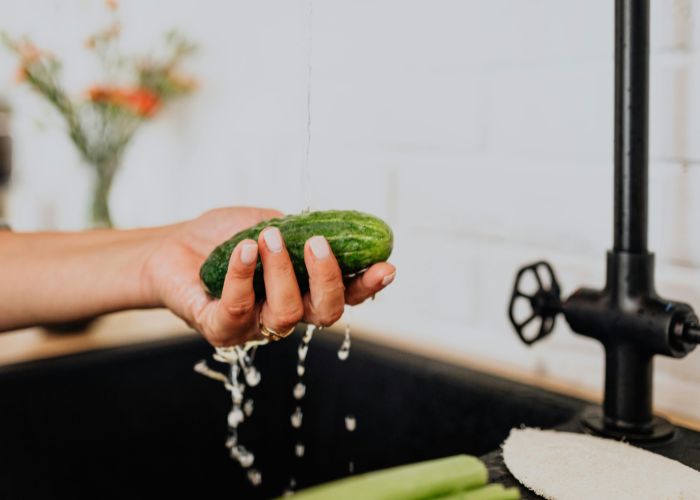 Para fazer salada de pepino precisa lavar