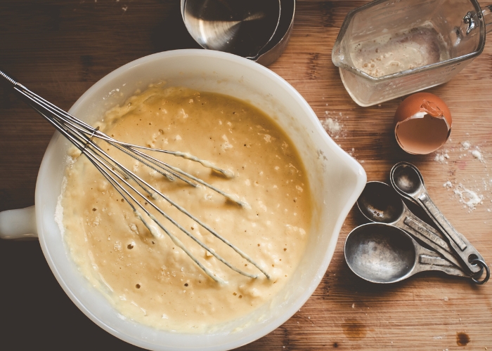 Pode colocar farinha de trigo na massa de bolo pronta
