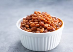 Por que o feijão fica escuro depois de cozido