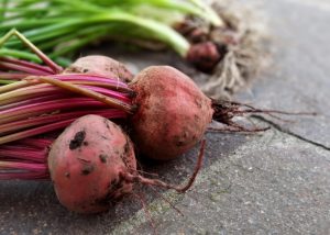 Precisa descascar a beterraba para cozinhar