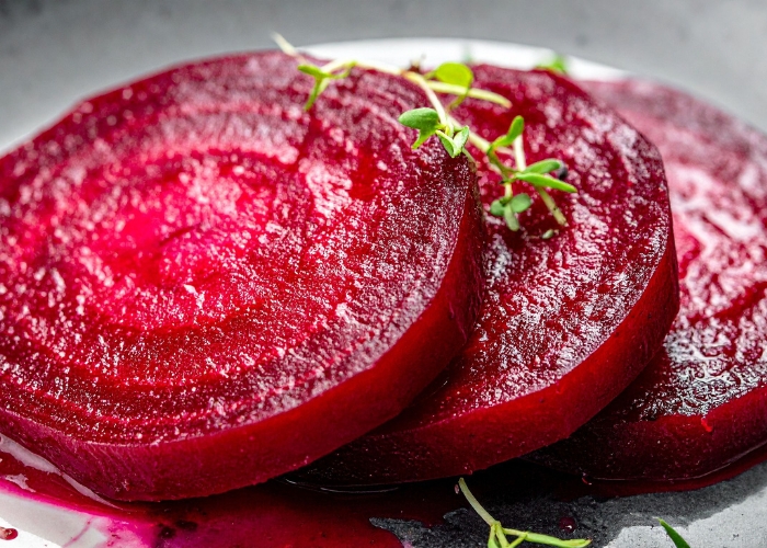 Precisa descascar a beterraba para salada