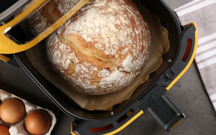 Qual a temperatura para assar pão na airfryer