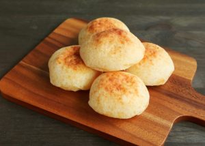 Como saber se o pão de queijo está assado