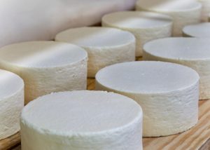 Como tirar o sal do queijo