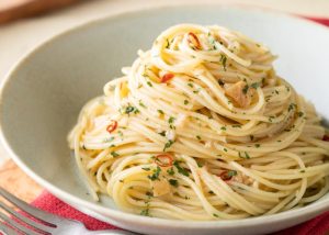 O que combina com macarrão alho e óleo