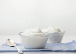 Para fazer iogurte caseiro precisa ferver o leite