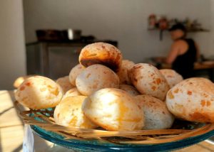 Qual a temperatura para assar pão de queijo