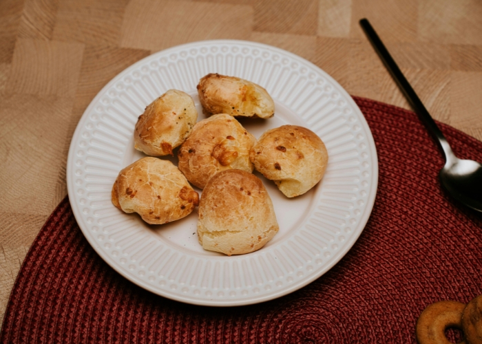 Qual a temperatura para assar pão de queijo na airfryer